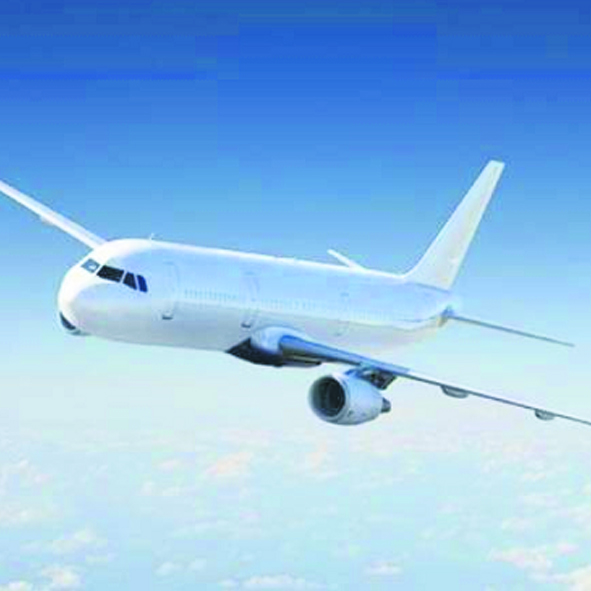 Zdjęcie przedstawia lecący duży pasażerski samolot.