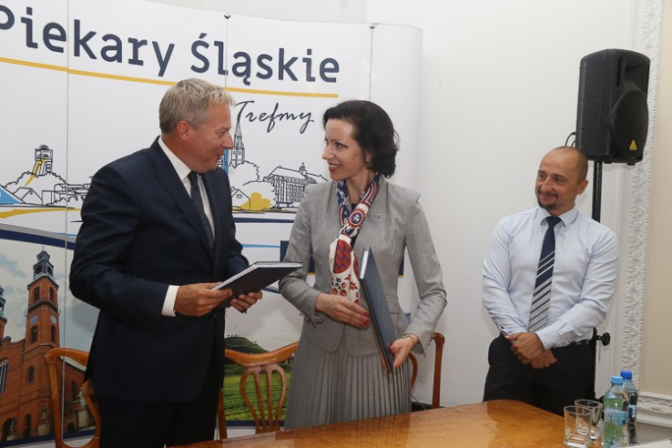 Podpisanie umowy przez marszałka Wojciecha Saługę - Piekary Śląskie