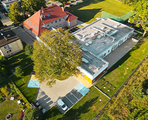 The bird's eye view photograph shows the modern single-storey nursery school.