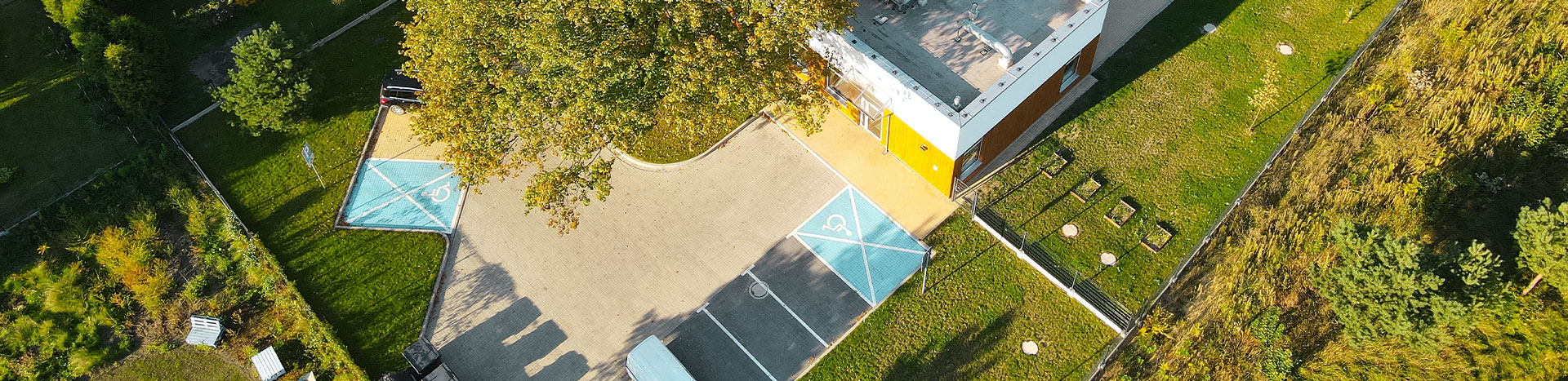 Fotografia z lotu ptaka przedstawia nowoczesne, parterowe przedszkole.