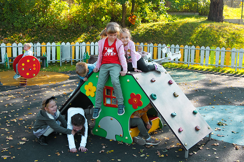 Fotografia przedstawia dzieci bawiące się na placu zabaw.