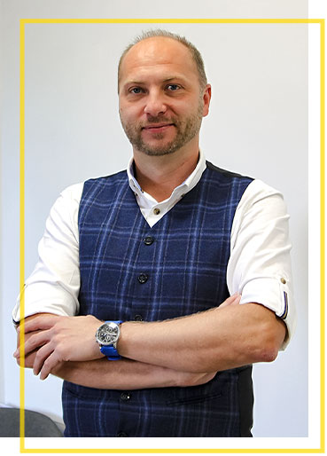 Fotografia przedstawia Łukasza Nolewajkę, kierownika Referatu Inwestycji i Zamówień Publicznych Urzędu Gminy Świerklaniec.