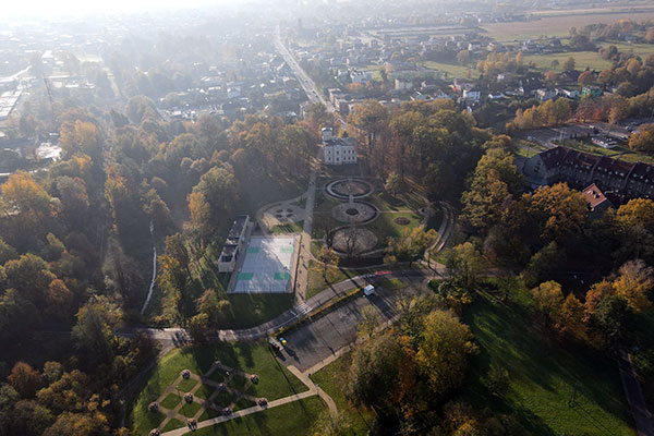 Zdjęcie z lotu ptaka przedstawia Zameczek, a za nim panoramę miasta.