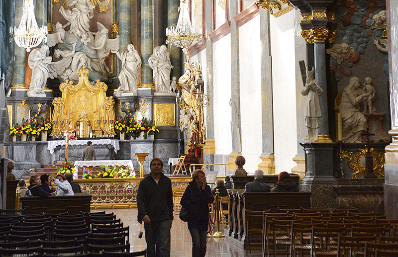 Turyści podziwiają ołtarz i rzeźby w klasztorze Ojców Paulinów w Częstochowie