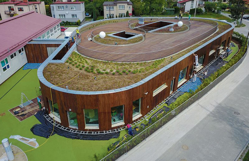 Nowoczesne, ekologiczne Zielone Przedszkole w Żorach z trawa na dachu i zielonym tarasem